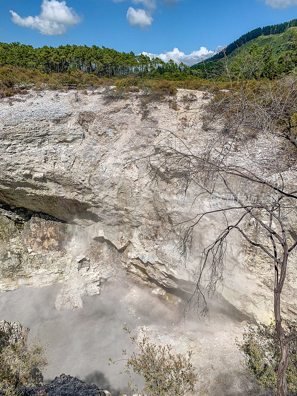 Anga Whanariki在新西兰Rotorua的Wai-O-Tapu Thermal Wonderland公园